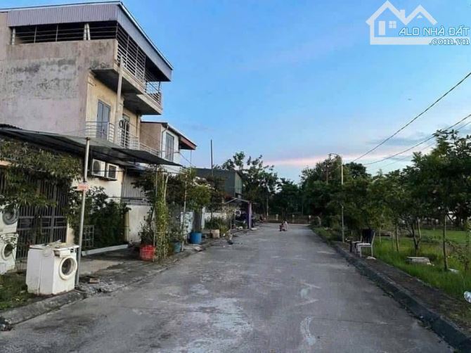VIEW SÂN BÓNG- ĐƯỜNG 10m KINH DOANH VỈA HÈ- CÁCH QUỐC LỘ 2 200m- MẶT TIỀN RỘNG- 95m THANH