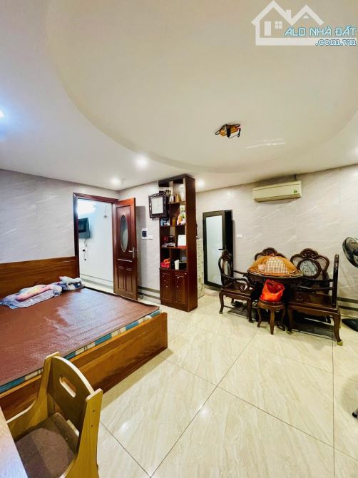 Bán căn hô tập thể gần Vũ Trọng Phụng, Thanh Xuân, nhà đẹp 3 ngủ, ô tô đỗ chân cầu thang