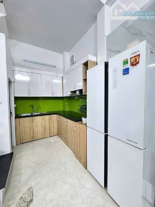 Bán gấp nhà Cầu Giấy 30m², 5 tầng, ngõ nông thoáng, ô tô ngay gần, giá 8.8 tỷ