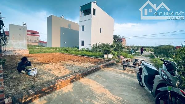 đất đẹp mt 6m thị trấn quang minh 90m2 đương 4m cạnh kcn giá rẻ
