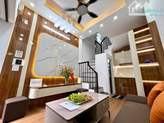 Bán nhà Láng Hạ, 20m, 5 tầng, nhà đẹp, full nội thất, gần phố.