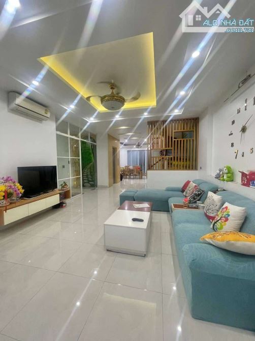 Căn Nhà Mặt Đường Nguyễn Công Trứ - Nam Định