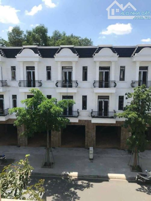 Nhà 1 trệt 2 lầu ngay TTHC Tân Uyên - cách siêu thị Go! chỉ 4km