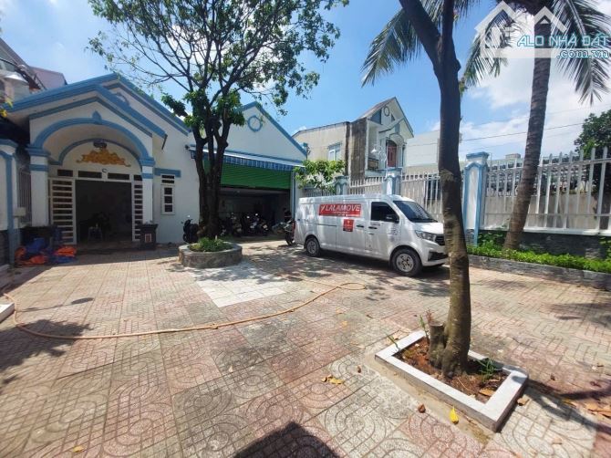 Biệt thự sân vườn Dĩ An giá rẽ chỉ 9 tỷ 390m2 full thổ cư