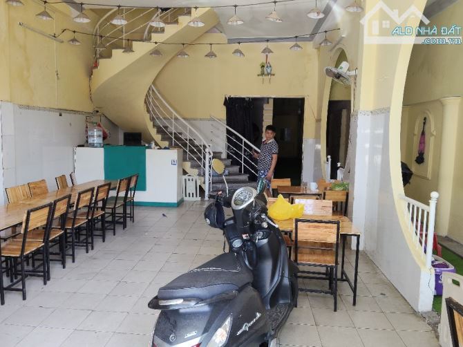 BÁN ĐẤT TẶNG NHÀ 2 TẦNG MẶT TIỀN NGÔ QUYỀN