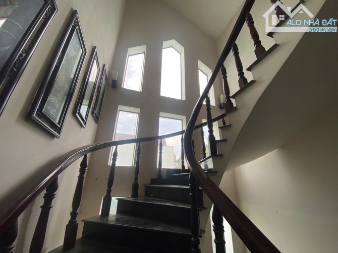 BÁN BIỆT THỰ VIP 300M2 GIẢM 2 TỶ NGANG GIÁ ĐẤT. MẶT TIỀN ĐƯỜNG KÍNH NỔI 20M. NHÀ PHỐ DĨ AN