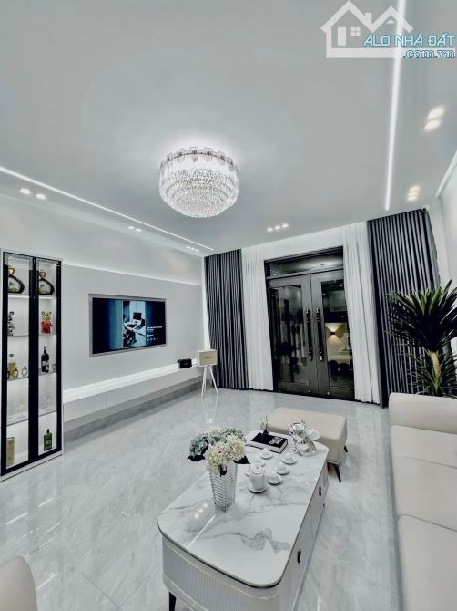 Bán nhà Ngọc Lâm, Long Biên: 38m2, 5 tầng, hơn 7 tỷ, sát phố, ô tô, full nội thất