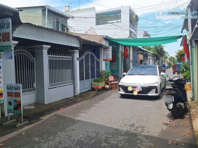 Bán gấp căn nhà cấp 4 sổ đỏ riêng ngay Nhà Máy nước Tân Hiệp, Hóc Môn, 870 Triệu