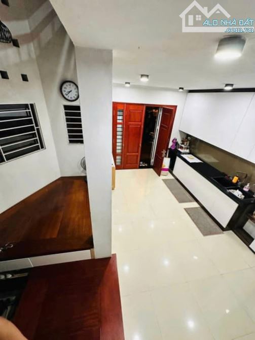 SIÊU PHẨM NHÀ ĐẸP MỄ TRÌ: 40M2 5 TẦNG - LÔ GÓC - DÂN XÂY - NGÕ THÔNG - Ô TÔ QUA NHÀ!