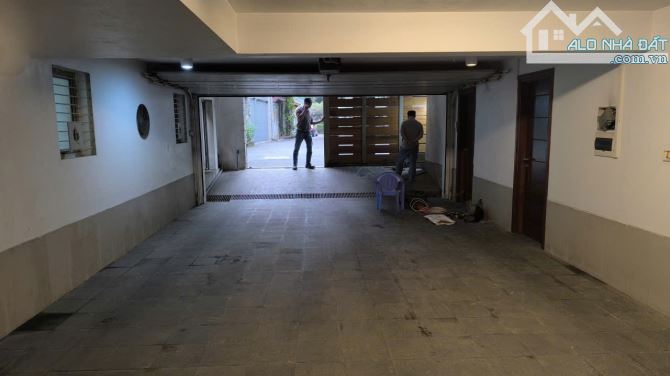 Bán nhà Lạc Long Quân, DT 231m – MT 15m – ô tô vỉa hè - 5 tầng thang máy, 130 tỷ.