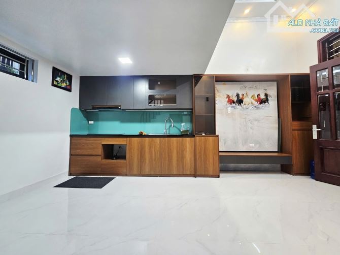 Cực hiếm! Nhà đẹp 5 tầng Trịnh Văn Bô – Ô tô sát cửa, giá tốt 6,05 tỷ.