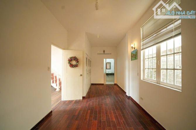 Cho thuê biệt thự 600m2 tại đường Khe Sanh phía Đông Đà Lạt!! * Tổng diện tích khuôn viên