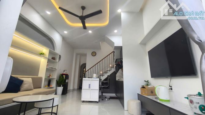 CẦN BÁN CĂN NHÀ PHỐ 1 TRỆT 2 LẦU GIÁP QUẬN 2 TẶNG FULL NỘI THẤT CHỈ 6.5 TỶ