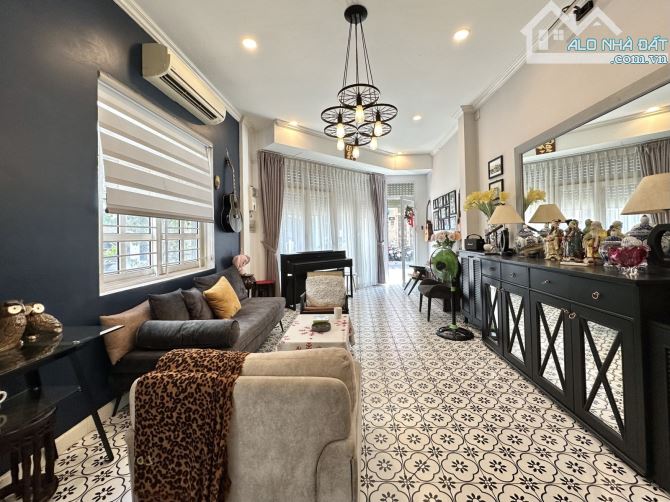 Bán Gấp Nhà MT Đường Hoa Lan, Phú Nhuận, DT 4 x 16m, 4 Tầng, Chỉ 26.5 Tỷ