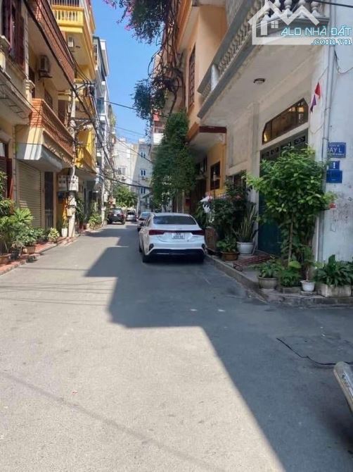 Bán nhà phân lô quân đội, lô góc, ô tô đỗ cửa. Bãi đỗ xe cách 10m