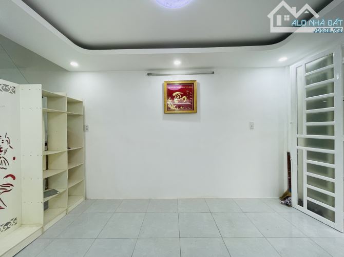 Bán nhà Nguyễn Cư Trinh Quận 1- Gần 30m2- 2PN- Gần hxh sát MT- Shr hoàn công đủ- 3 Tỷ x