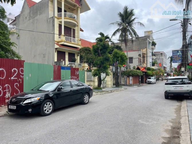 - Bán đất mặt đường Đông An gần Ngã 6 Cát Bi - Diện tích: 121m2 ngang 5.5m dài 22m - Thực
