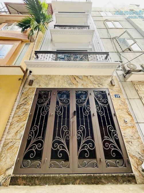 Nhà phố Nguyễn Khang - Dân xây - mới 100% - Ô tô vào nhà - giá nhỉnh 10 tỷ