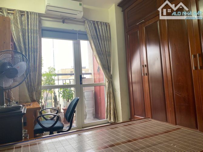 Chính chủ cần bán căn hộ VIP Gia Thụy, 85m2, 2 phòng ngủ, 2WC, chỉ 5,5 tỷ