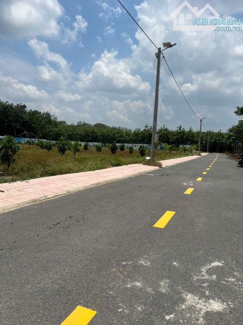 Đất Ngộp TP HCM mới, đường nhựa DT 600m2 thổ cư 200m2, Giá 650 triệu, Sổ hồng riêng.