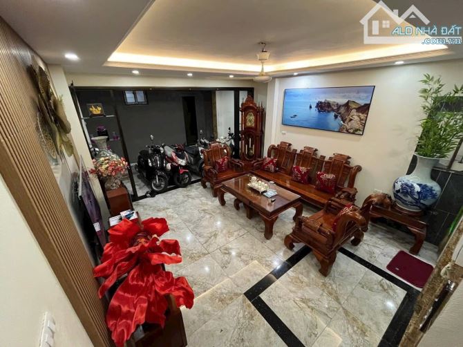Hộ khẩu Hai Bà, mặt tiền rộng 5m, tháng máy xịn, phòng thoáng sáng, ở thích, gần phố...