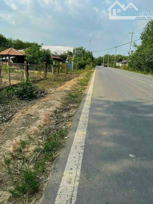 Bán đất mặt tiền đường Trung Lập, x.Phú Mỹ Hưng, Củ Chi: 18 x 57= 931m, giá 5,5 tỷ.