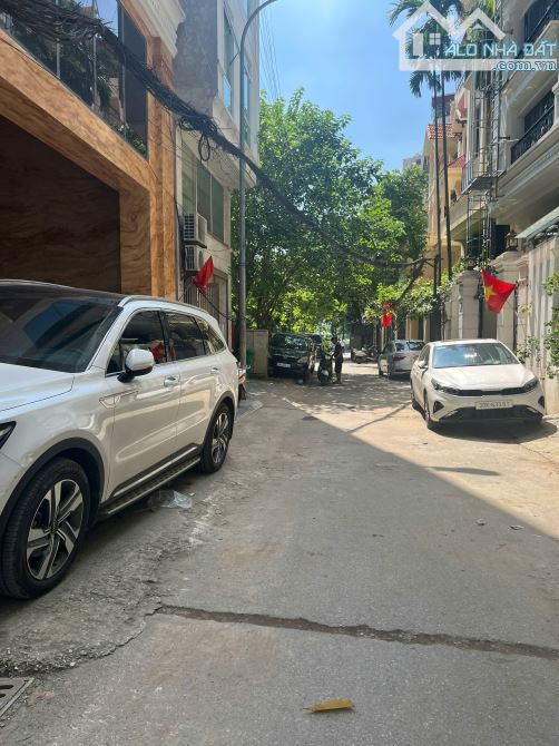 Tòa Apartment Đẹp Hồ Ba Mẫu 8 Tầng 32 Tỷ -Ô TÔ Tránh Đỗ - Cách Mặt Hồ 30M PCCC Chuẩn
