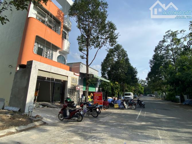 Hạ giá bán nhanh nền (7x24,5) KDC Vĩnh Phú 1 sổ hồng riêng hướng Đông Nam đường trước nhà