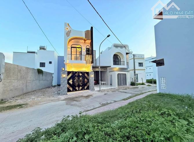 Bán nhà gần đường Đồng Khởi, cây xăng 75, 100m2 sổ riêng thổ cư, 2 tỷ hơn, đường bàn cờ 7m