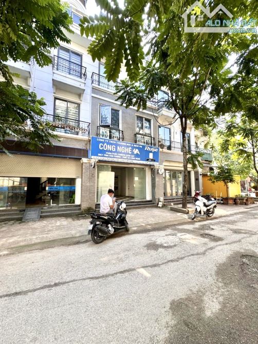 Cực ngon! Liền kề Phùng Khoang, vỉa hè, KD, ô tô tránh dừng đỗ, 2 thoáng, nhà đẹp 76m*5T