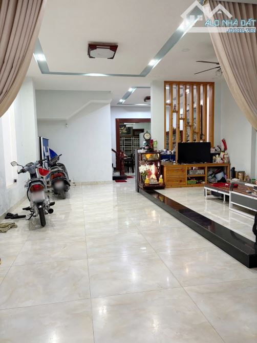Bán biệt thự MT Phạm Nhữ Tăng ( Cao Lỗ ) P4 Q8
