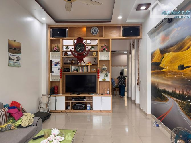 Cần bán nhà 4 tầng độc lập tại đường Chợ Hàng – Giá siêu tốt