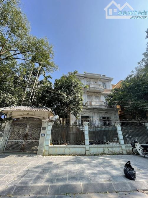 Bán Biệt Thự Khu Đô Thị Định Công - Vỉa hè Không lỗi Phong Thuỷ. DT 360M2. Giá 116 Tỷ.