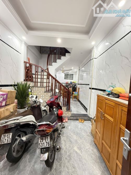 Cô Thanh em bán nhà gần Ngã Tư Sở - 43m 5 tầng giá 10 tỉ - 5m ra phố, phân lô - sổ vuông