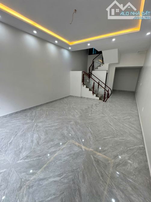 Bán nhà mặt ngõ ô tô đỗ cửa 3.5 tầng sạch sẽ đẹp 2 mặt thoáng mát tuyến 2 Ngô gia tự