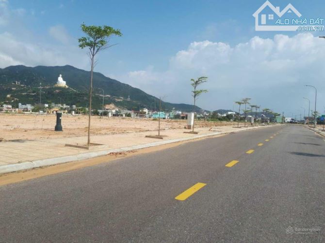Cần bán lô đất 125m2 ngang 5m cách bãi tắm Cát Tiến 100m/ giá chỉ hơn 2ty5