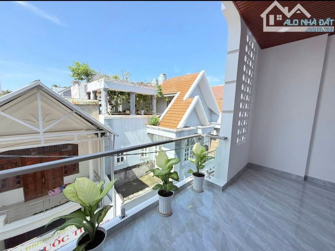 BÁN NHÀ 3 TẦNG ĐƯỜNG HOÀNG HOA THÁM CÁCH BIỂN BÃI SAU VÀI TRĂM MÉT CHỈ 8.6 TỶ