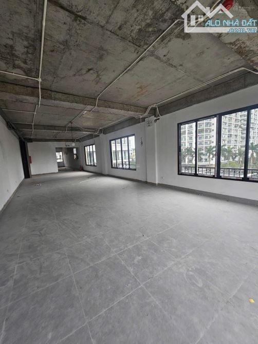 Cho thuê nhà Huỳnh Thúc Kháng – Đống Đa, 300m², 3 tầng, mặt tiền 10m, giá 216tr/tháng