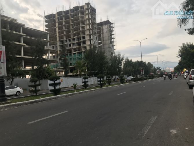 Mặt tiền Nguyễn Tất Thành, Thanh Khê, Đà Nẵng, lô đôi 250m2, có sẵn nhà hàng 2 tầng.