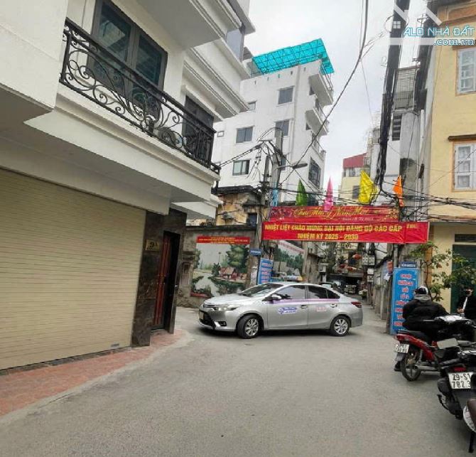 Bán ngay nhà Dương Quảng Hàm, Cầu Giấy, ô tô đỗ cổng, nhà ngõ riêng , an ninh, giá 11.5 tỷ