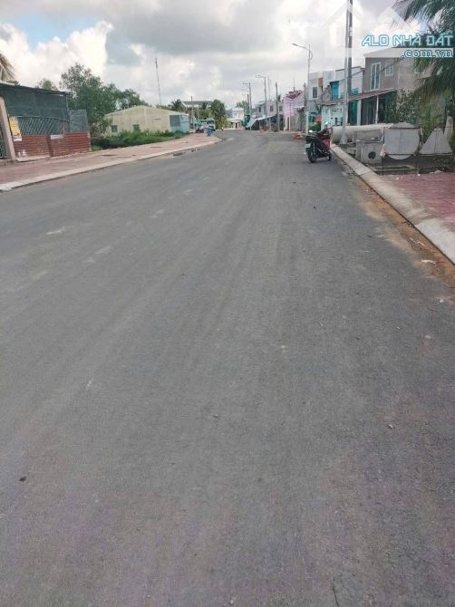 Nhà mặt tiền Nguyễn Văn Nhung khu dân cư đông đúc