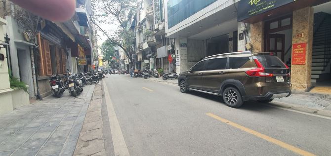 Bán toà nhà 12 tầng mặt phố Bùi Thị Xuân – 223m² – mặt tiền 8m – dòng tiền 300 triệu/tháng