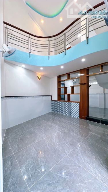 NHÀ BAN Q4 KHU DÂN CƯ 5 TẤM ĐÚC BTCT CÁCH MT 50M GIÁ 5TỈ TÍ SỔ RIÊNG HẺM 3 GÁC THÔNG