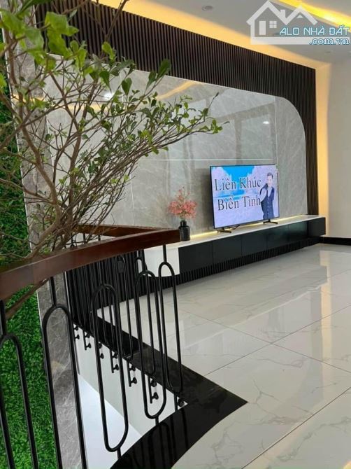 BÁN NHÀ 1 TRỆT 3 LẦU HẺM Ô TÔ TRANH NHAU HOÀNG HOA THÁM, GẦN BIỂN BÃI TRƯỚC