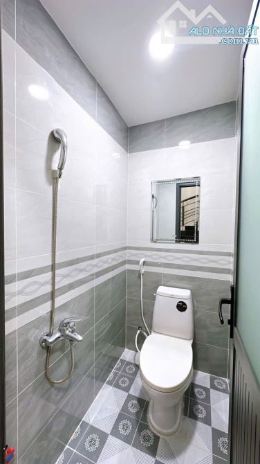NHÀ BAN Q4 KHU DÂN CƯ 5 TẤM ĐÚC BTCT CÁCH MT 50M GIÁ 5TỈ TÍ SỔ RIÊNG HẺM 3 GÁC THÔNG - 11