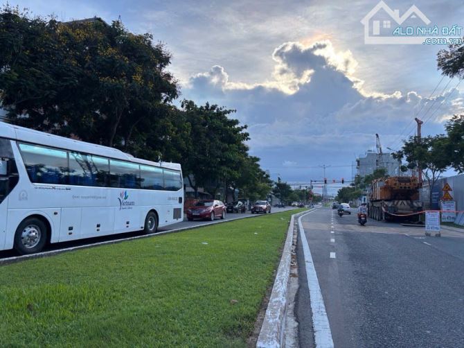 Bán cặp đất mặt tiền Vương Thừa Vũ cách biển vài bước đi bộ cạnh tháp của Sun Group - 1