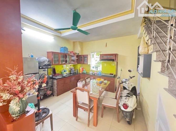 🏡 NHÀ 3 TẦNG XỊN XÒ – Ở NGAY – NGÕ THÔNG, Ô TÔ ĐỖ CỬA 📍 Vị trí: Võng La, Đông Anh (gần C - 1