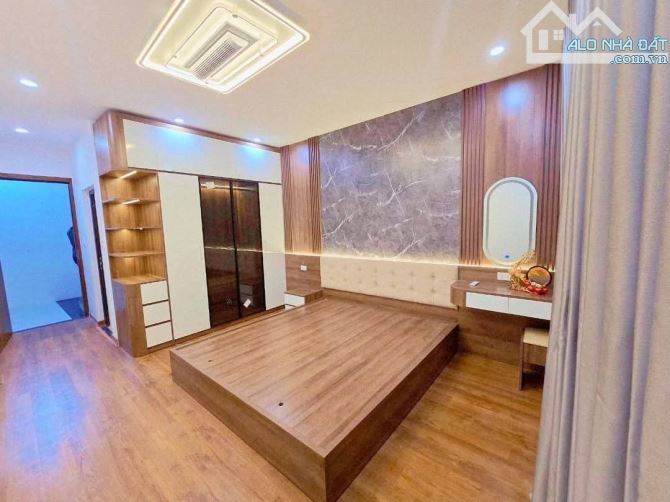 BÁN NHÀ PHỐ TRẠM - NGÕ RỘNG - Ô TÔ ĐỖ CỬA - FULL ĐỒ Ở LUÔN 40m x 5 tầng 6.x tỷ có bớt - 1