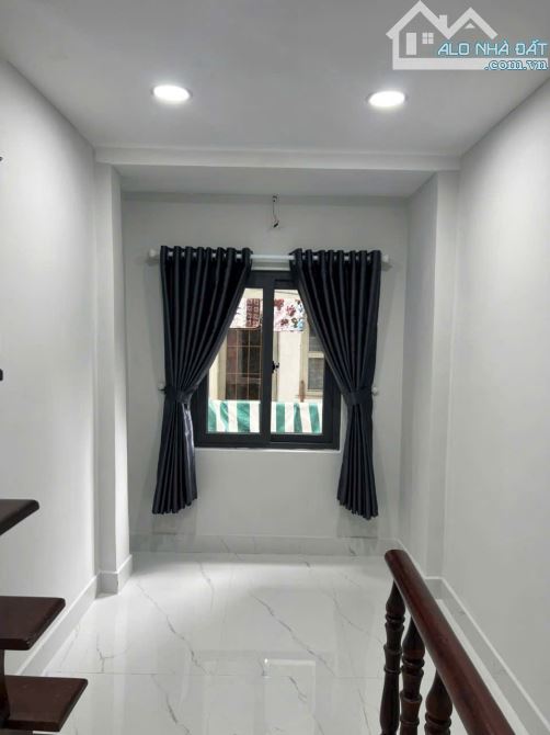 Nhà Nở hậu 3 tầng Đường 3m 8.5m2 – Cách Mạng Tháng 8 Q3 - 1