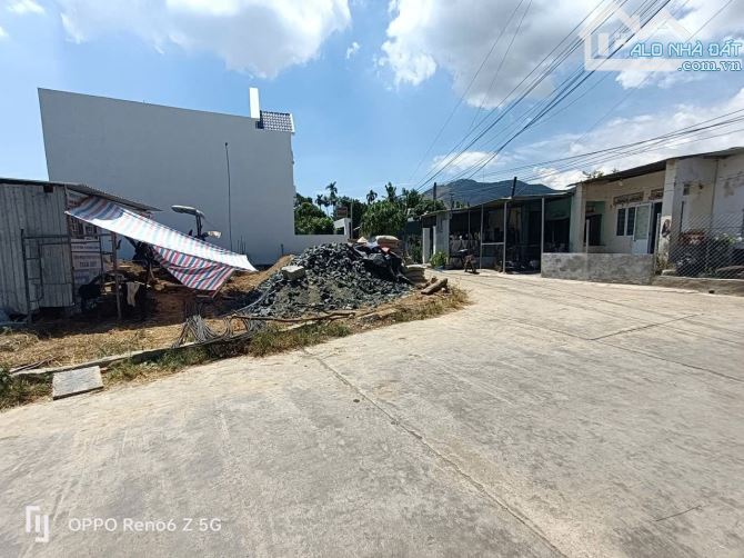 Lô góc 2 mặt tiền đường thôn Đông Dinh ,Diên Toàn giáp ranh Diên An. - Đường rộng 6m và 4, - 1